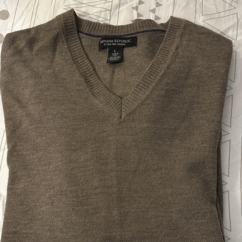 Banana Republic Men's merino wool Taupe V-Neck Sweater